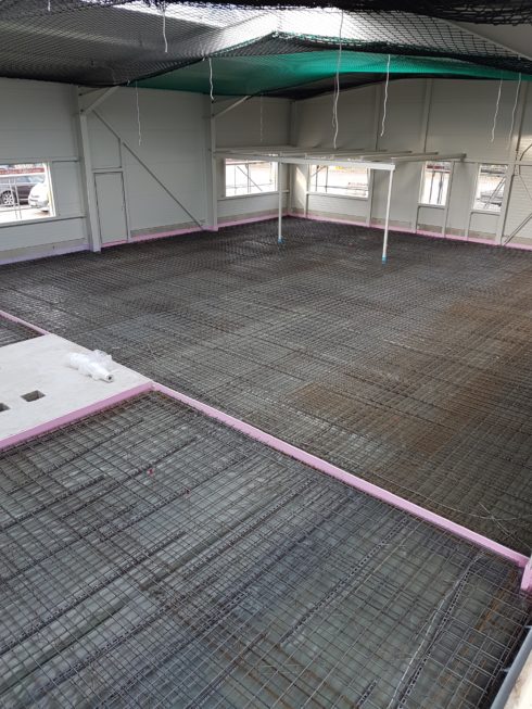 SF-Bau-Verkleidung der Halle mit Isowand-Vorbereitung Bodenplatte-Kuntze Süssen-Stahlbau-Schlüsselfertigbau