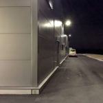 SF-Bau-Neubau Autohaus mit Ausstellungsraum bei Nacht-Böhmenkirch-Stahlbau-Schlüsselfertigbau