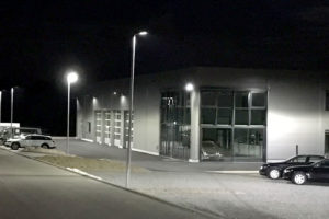 SF-Bau-Neubau Autohaus mit Ausstellungsraum bei Nacht-Böhmenkirch-Stahlbau-Schlüsselfertigbau