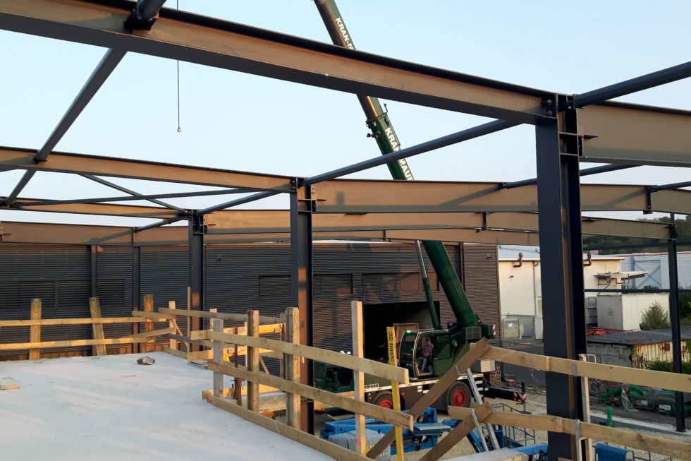 SF-Bau-Stahlbaumontage-Anbau Wareneingangshalle mit Sozialräumen-Eislingen-Stahlbau-Schlüsselfertigbau