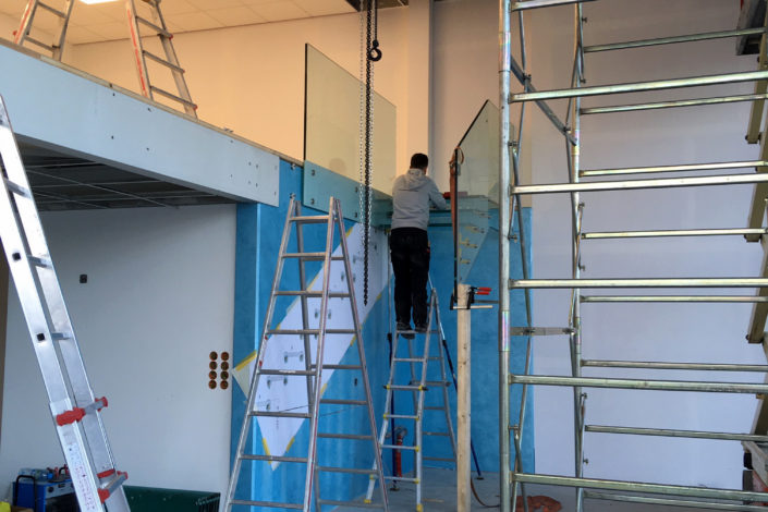 SF-Bau-Außenanlagen-Glastreppe montieren-Anbau best. Halle-Zell-Stahlbau-Schlüsselfertigbau