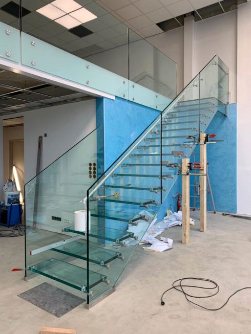 SF-Bau-Einbau Glastreppe-Außenanlagen-Anbau best. Halle-Zell-Stahlbau-Schlüsselfertigbau