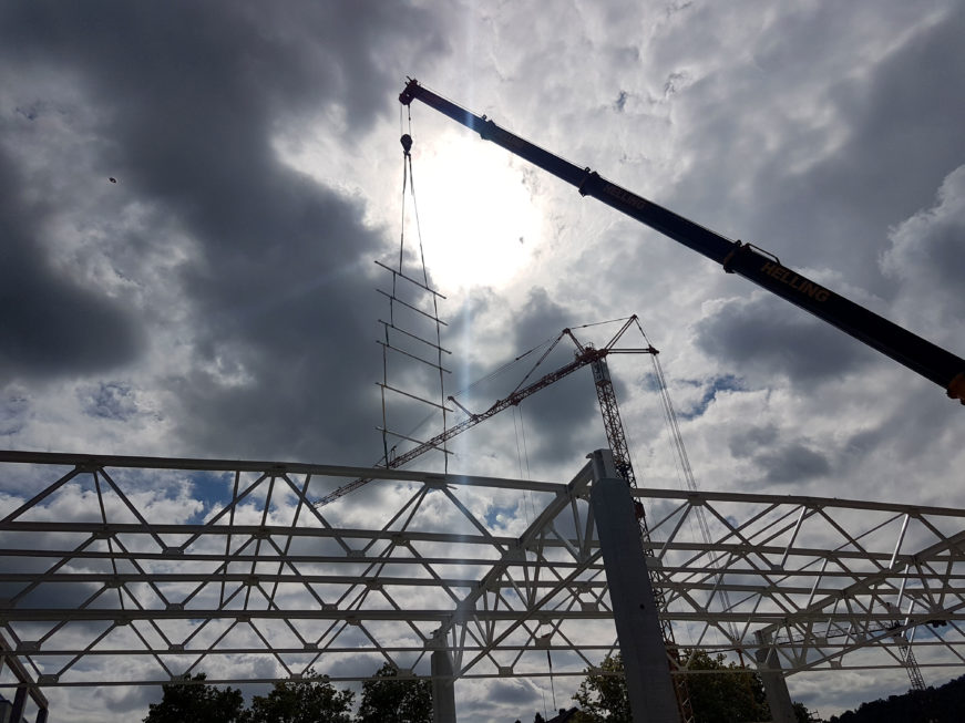 Stahlbau-Montage Stahlkonstruktion mit Teleskop-Raupenkran-Stahlbauarbeiten-Esslingen