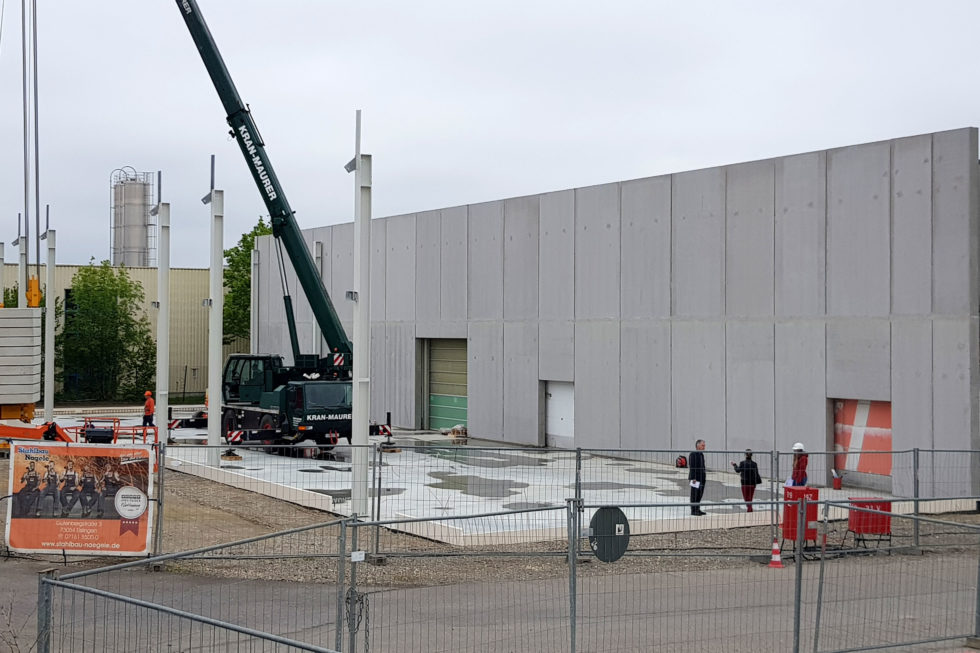 I-Bau-Montagestart Stahlkonstruktion-Anbau Logistikhalle-Illertissen-Stahlbau-Industriebau-Komplettbau