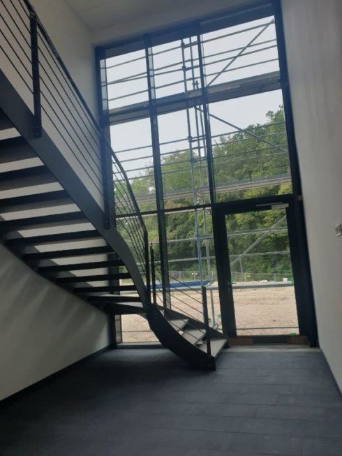SF-Bau-Geländer Treppenhaus-Neubau Produktionshalle 1 + 2, Bürogebäude und Außenanlagen-Kreeb Göppingen Stauferpark-Schlüsselfertig