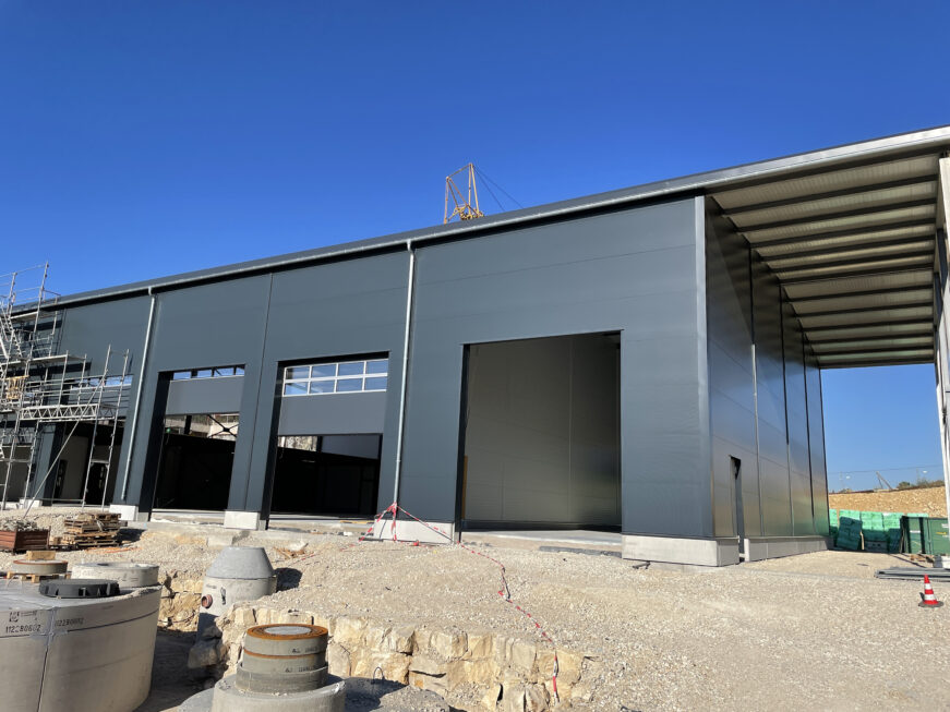 SF-Bau-Außenansicht-Neubau Fahrzeug-Reparaturhalle mit Büro-Burladingen-Schlüsselfertigbau